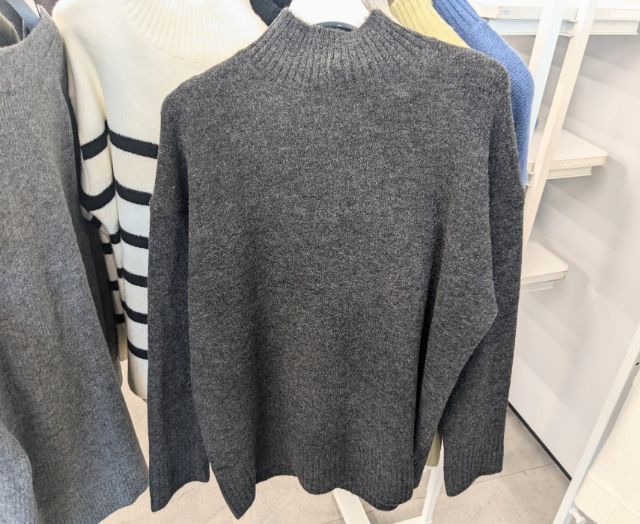 ダークグレーのパフィータッチハイネックセーター