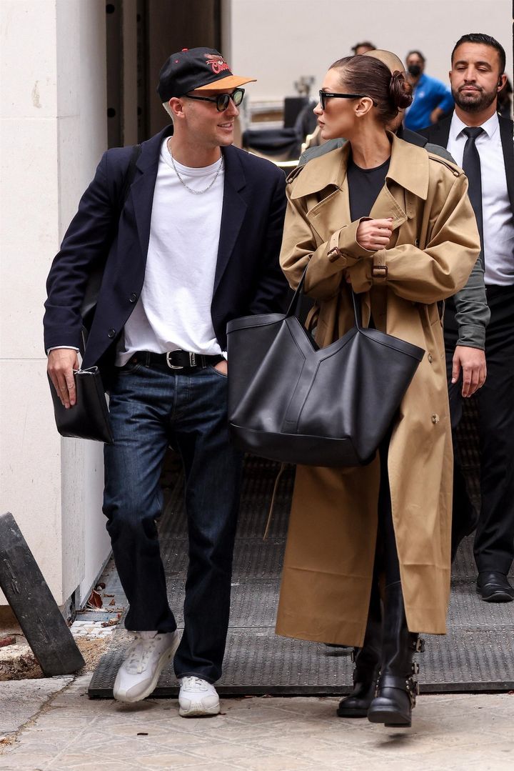 トレンチコートに「Yトート」を合わせたベラ・ハディッド。