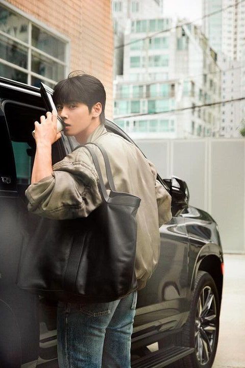 アウターを羽織ったチャ・ウヌの肩にもすっきりと収まるデザイン。