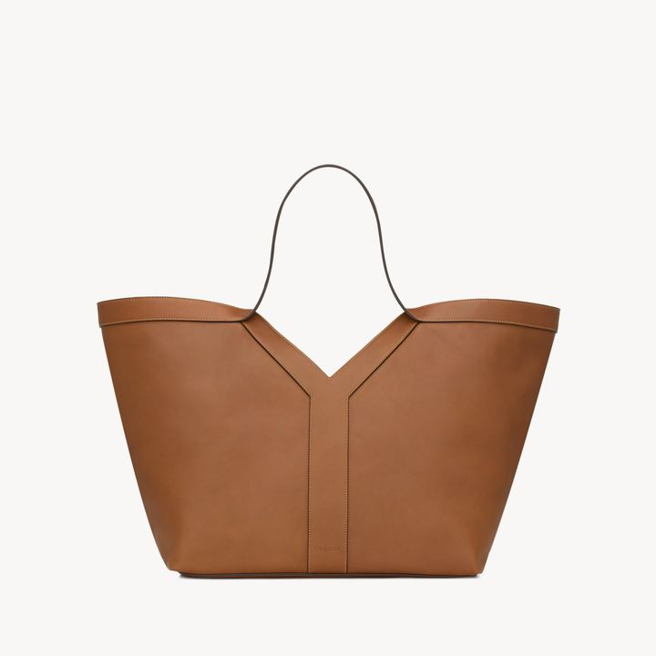 Yトートバッグ（ウィメンズ）W37×H32×D22cm ¥561,000（11月中旬発売）／SAINT LAURENT