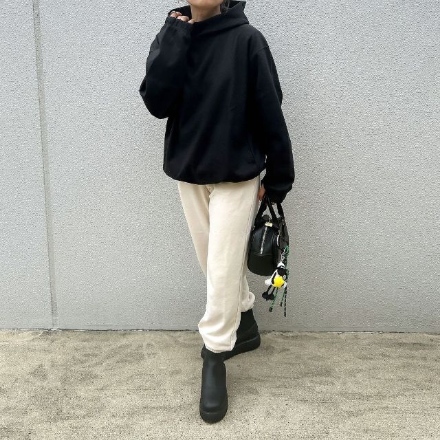 ブラッシュドジャージープルパーカを着たコーデ