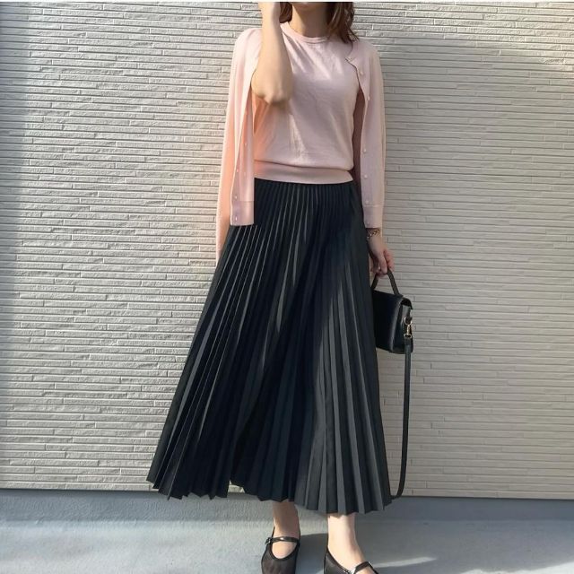 メリノクルーネックセーターとメリノクルーネックカーディガンを着たコーデ