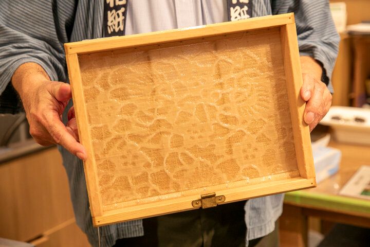 和紙の美しさを手漉きで体験♪ 伝統を身近に感じられる日本橋「小津和紙」