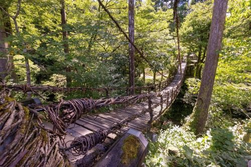 橋のたもとには、水車小屋やそば店、きびだんごが名物の茶屋があります