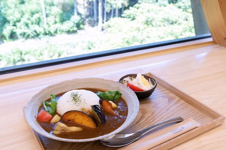 池田町産の美味しいお米と野菜が味わえるフードを提供。定食とカレーは季節ごとに内容が変わります