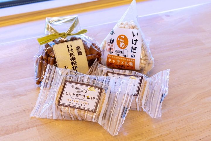 池田町産の米から作るグルテンフリーのスイーツも人気。購入したお菓子とドリンクでカフェを楽しむことができます