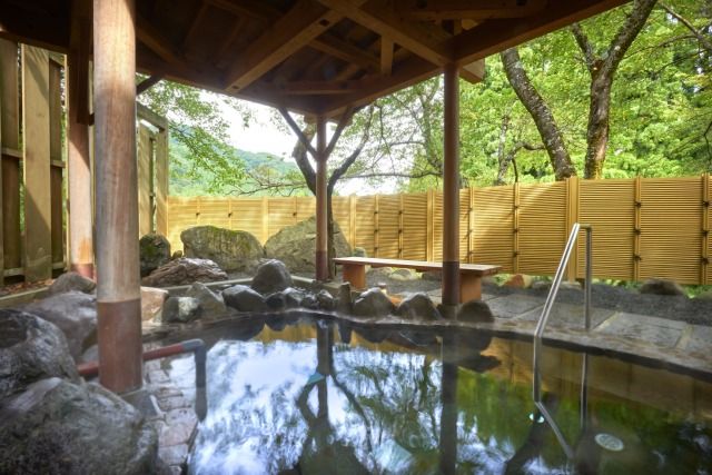 森を眺める露天風呂も完備。タオルの販売もしているので、手ぶらで気軽に利用できます
