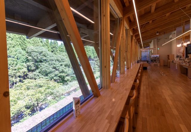 センターハウス内には、足羽川を見下ろす24席のカウンター席があります