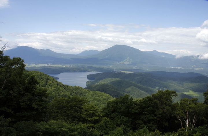 雄大な山々と野尻湖を望む