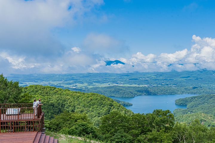 標高1,100メートルから見下ろす景色は絶景。四季折々の風景が楽しめます