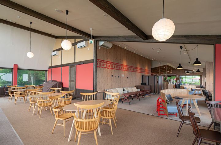 和モダンなテイストが落ち着く店内