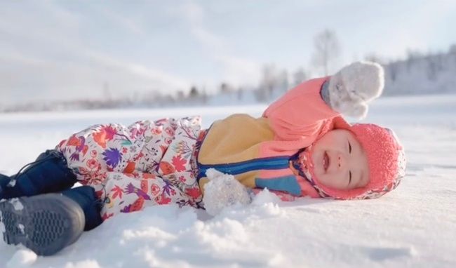 そりに乗って遊ぶ赤ちゃんと猫ちゃん