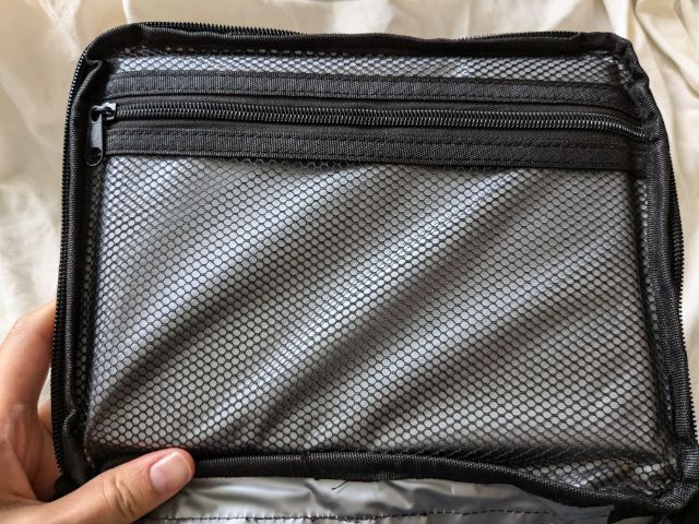 ファスナー付きメッシュポケット