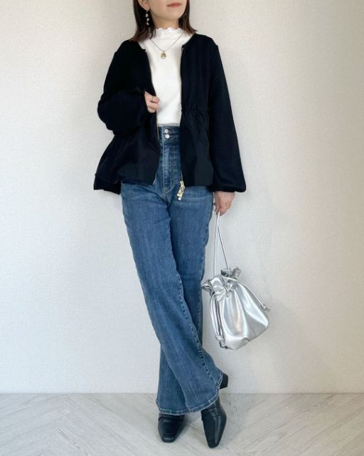 デニムとネイビーのしまむらのclnスソバルーンカーデを着たコーデ