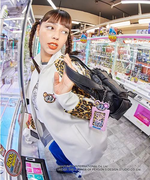 驚きの価格 ANGEL BLUE」と「FOREVER 21」がコラボ。ナカムラくん＆ハナ ジャケット・アウター