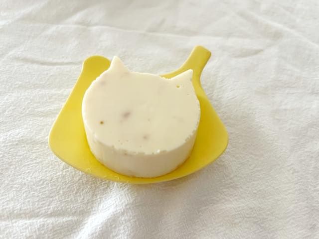 「ハローキティとにゃんともおいしいチーズケーキ」は手のひらサイズ