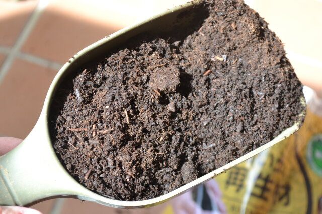 ダイソー 古い土の再生材（1.5L） 中身