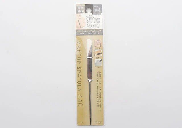 キャンドゥの薄膜ムラなく塗れて密着メイクアップ用スパチュラのパッケージ