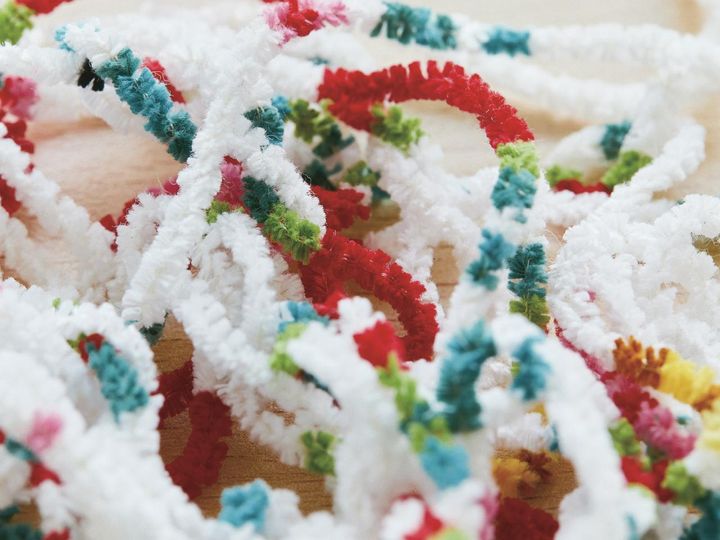 画像: 撚りをかけて毛羽立てられたモールヤーン。 出典：フェイラー