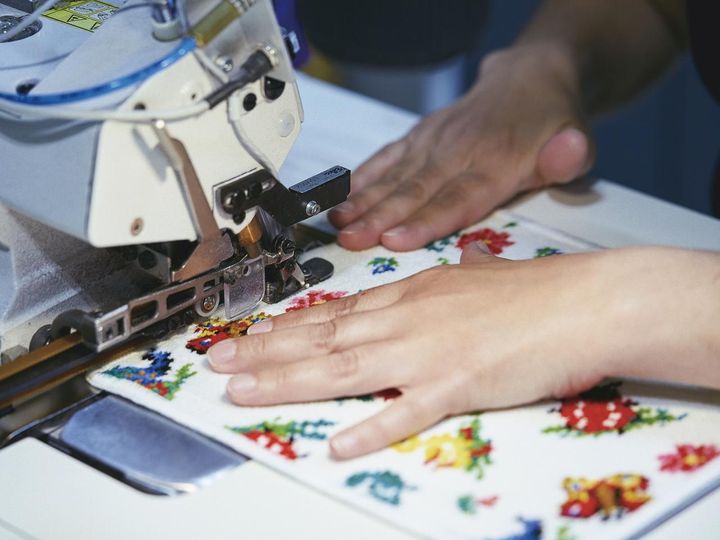 画像: 織り上がったシュニール織の生地にロックステッチを施し、ハンカチに。 出典：フェイラー