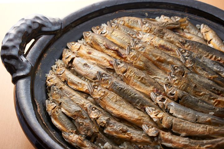 土鍋ご飯にぎっしりと鮎を敷き詰めた秋の名物「鮎飯」。