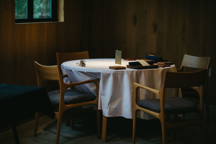 森の中で食事することをイメージしてリニューアルした木のぬくもりを感じる店内。