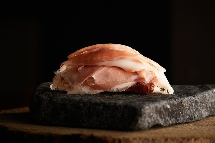 本場イタリアの伝統製法を基に地元の銘酒「真澄」のこうじを用いて自然熟成させた生ハム。