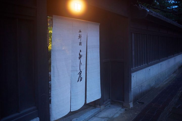 富山港展望台まで徒歩2分。周囲は明治時代の家屋が数多く残るレトロな街。