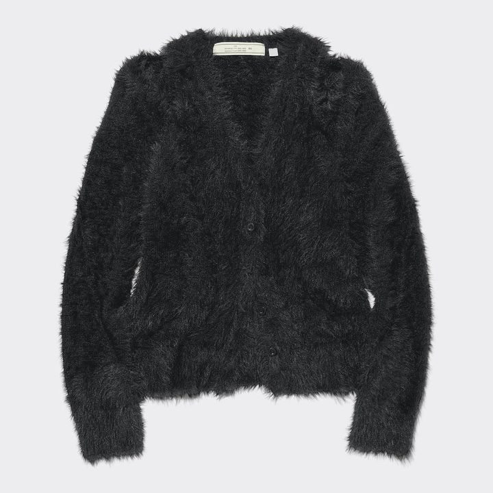 カットアウトカーディガン ¥3,990（一部店舗およびオンラインのみ販売商品）