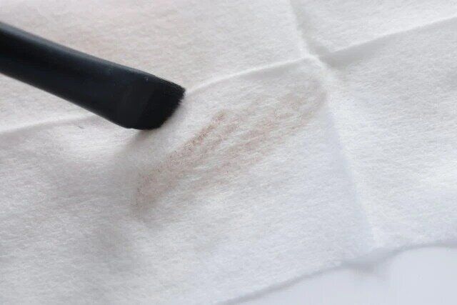 ダイソーの＆. メイクブラシクリーナーシートの使用例