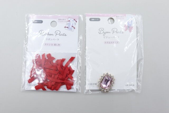 セリアのLJP リボンパーツ 15P サテン SS 推し色とLJP ビジューパーツ トリムスクエアのパッケージ