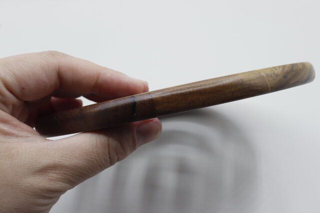 スタンダードプロダクツの木製鍋敷き ラウンドの厚み