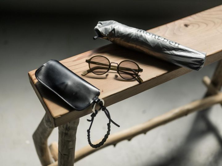 画像: 左から【ブラン】のメガネケース、【ブラン】のサングラス、【モンベル】の晴雨兼用傘／すべて本人私物 出典：ftn