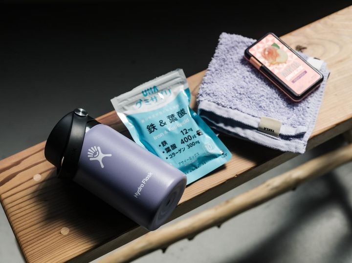 画像: 左から【ハイドロフラスク】の水筒、「UHAグミサプリ 鉄＆葉酸」、「ミンティアブリーズ フレッシュピーチ」、【テクラ】のタオル／すべて本人私物 出典：ftn
