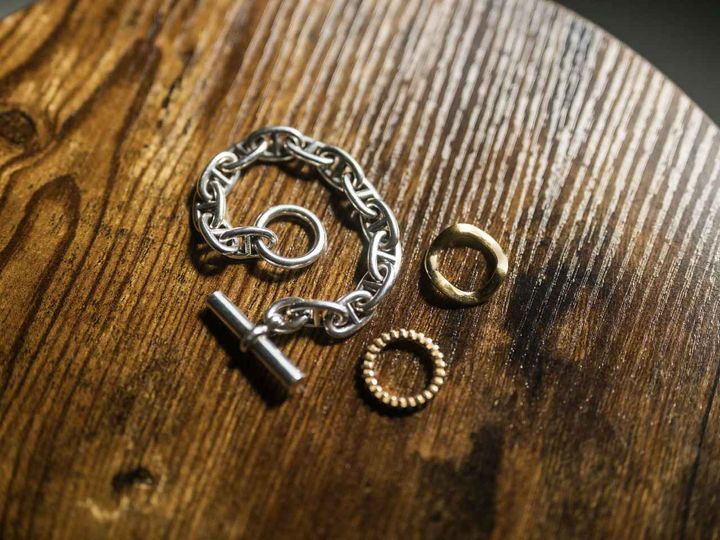 画像: 左から時計回りに【エルメス】のブレスレット、【ブランイリス】のリング、【ボッテガ・ヴェネタ】のリング／すべて本人私物 出典：ftn