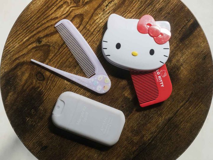 画像: 「すみっコぐらし」のコーム、「ハローキティ」の鏡付きコーム、【ハーン】のハンドスプレー／すべて本人私物 出典：ftn