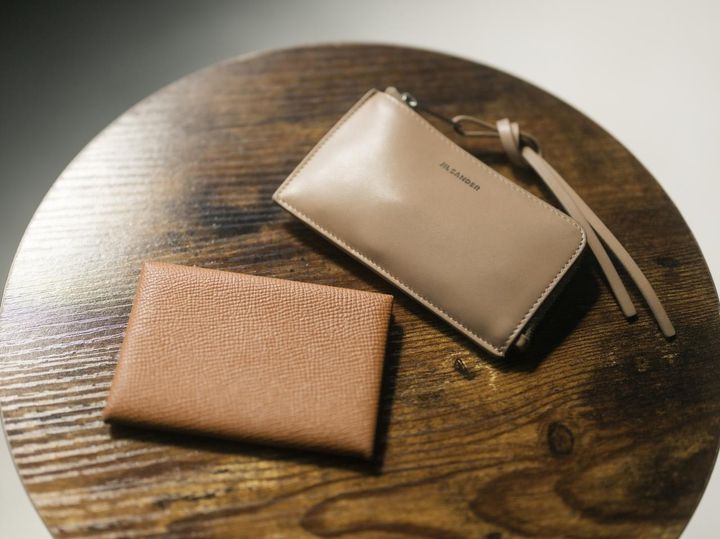 画像: 手前から【エルメス】の名刺入れ、【ジルサンダー】のフラグメントケース／ともに本人私物 出典：ftn