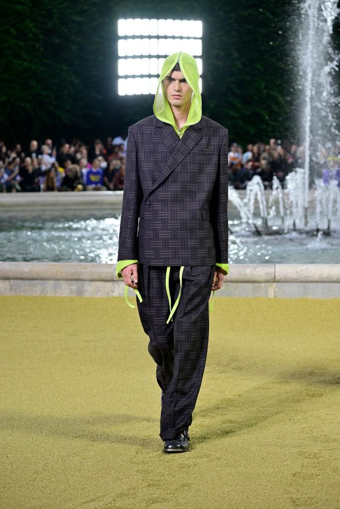 日本アニメ好きの海外スター、とんでもない私服で現れる！日本のブランドだった。