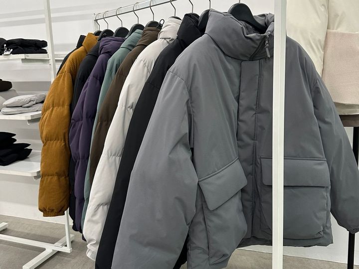 ヒートパデットスタンドブルゾン 4990円（グレー、ブラック、オフホワイト）、ヒートパデッドブルゾン[フード付き] 4990円(ブラック、ナチュラル、ブラウン、グリーン、パープル)、ヒートパデッドコーディロイブルゾン5990円（ブラック、マスタード） ※10月中旬販売予定