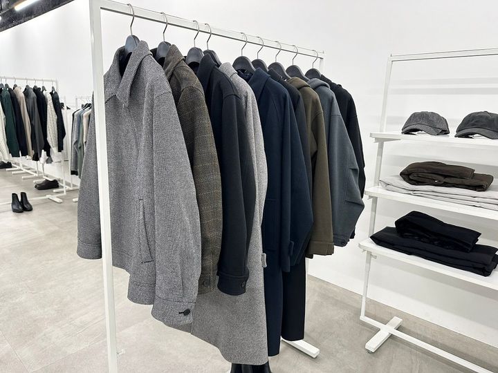 写真手前から、コージーメルトンジップアップブルゾン 5990円（グレー、ブラック、ダークブラウン） ※10月中旬より一部店舗およびオンラインストアにて販売予定、コージーメルトンバルマカーンコート 6990円 (ブラック、カーキ、ブラウン、ネイビー ※カーキはオンラインストアのみ販売)、コージーメルトンパーカ5990円（グレー、ブラック、ダークグリーン）※いずれも10月中旬販売予定