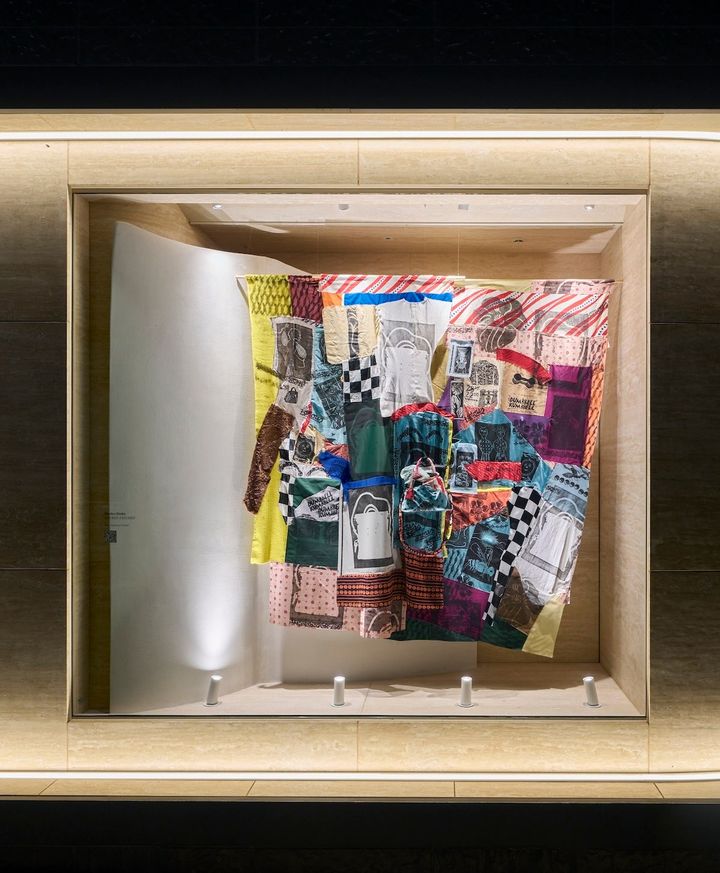 表参道店で公開中の「ハッキング プロジェクト」の作品ディスプレイ