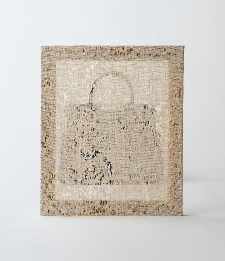 貴重な大麻の繊維で紙を漉き、細切りしたその紙を撚って糸にして織り上げた100%麻の紙のカンバスを用いた「ネルホル」の作品「CANVAS（NUSA）」