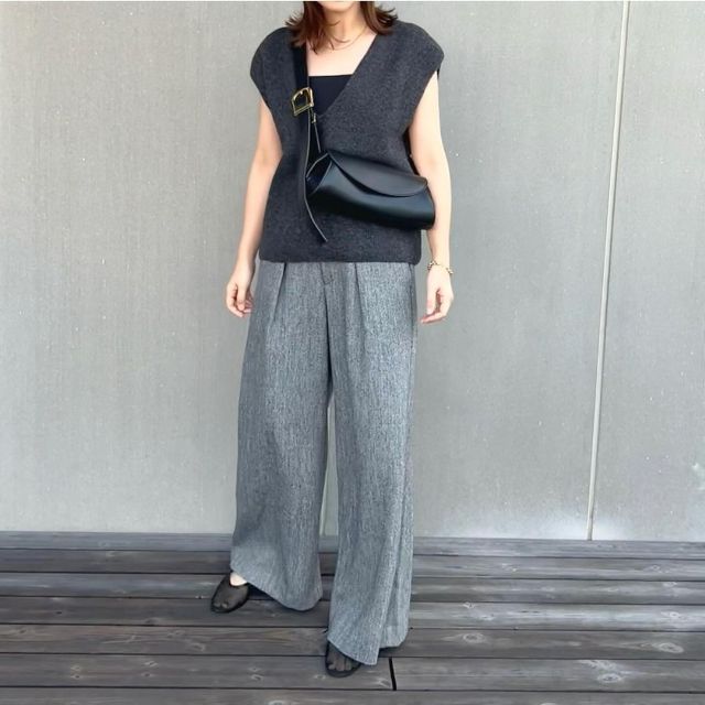 3Dスフレヤーンvネックベストとツイードタックワイドパンツを着たコーデ