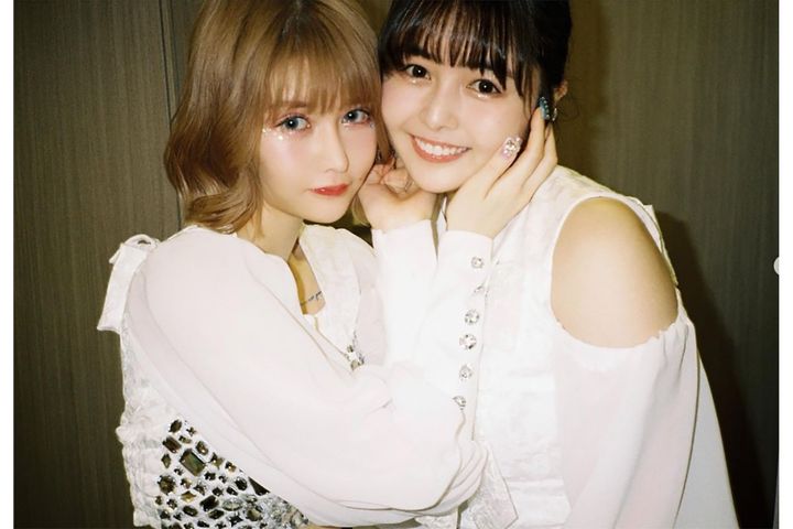  結成3周年時の姉妹、左が戦慄かなの、右が頓知気さきな※画像は頓知気さきなインスタグラムアカウント（@arigato_v）より