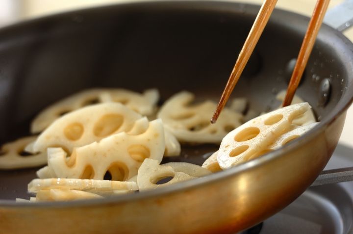 レンコンの黒ゴマきんぴらの作り方1