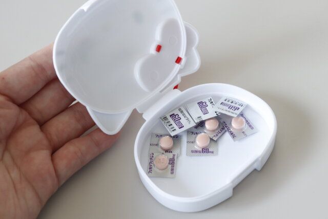 セリア 小物ケースK／T赤 薬入れ