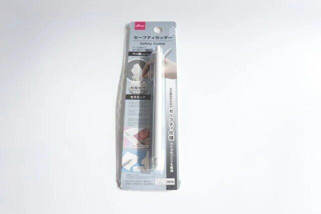 ダイソー セーフティカッター（ホワイト、グレー、セラミック、ノック式） パッケージ