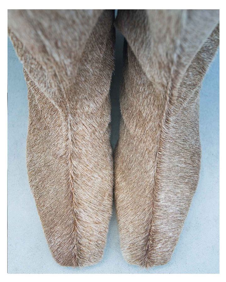 画像: NEBULONI E. スクエアトゥーミドルブーツ（ヘアーカーフ）¥105,600 出典：ネブローニ