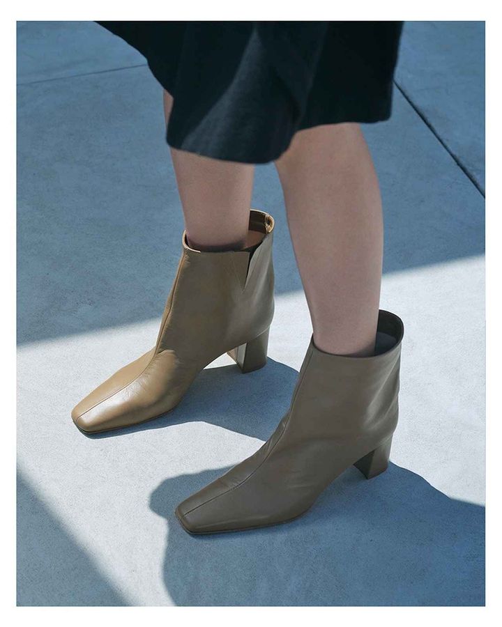 画像: NEBULONI E. スクエアトゥチャンキーヒールブーツ ¥83,600 出典：ネブローニ