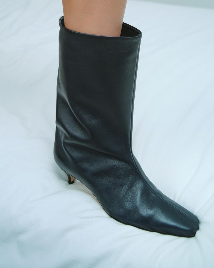 画像: NEBULONI E. スクエアトゥーミドルブーツ ¥83,600 出典：ネブローニ